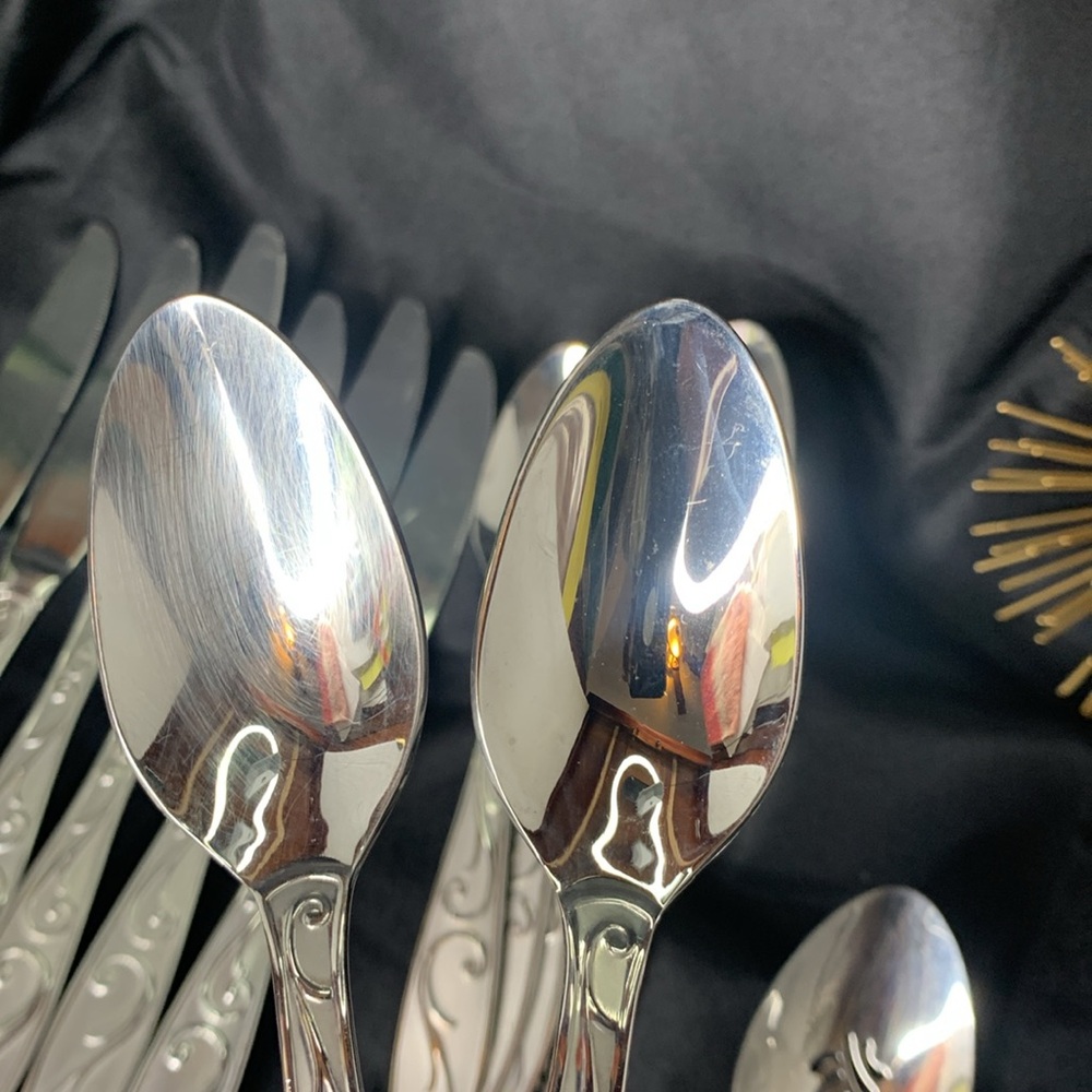 Oneida MANDERLY 28 piece Oneida flatware and serving set - Picture 9 of 12